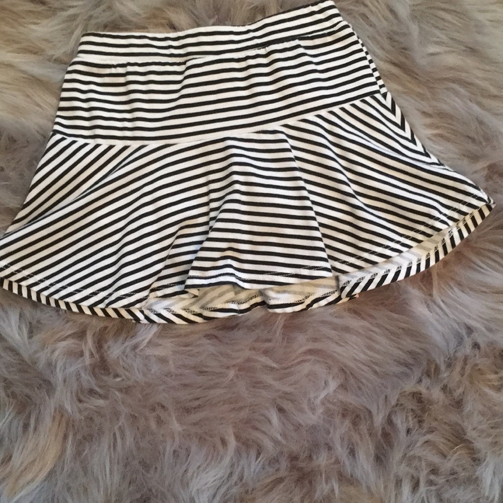 🌼Skirt with built in shorts. Great condition M5